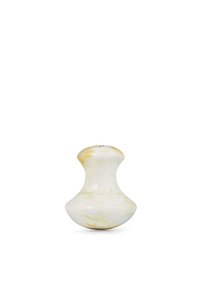 Wazon ceramiczny, zaokrąglone dno i wąska szyjka, błyszczący biały z delikatnymi beżowymi smugami, gładka tekstura, minimalistyczny design.