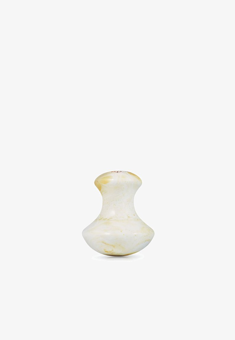 Wazon ceramiczny, zaokrąglone dno i wąska szyjka, błyszczący biały z delikatnymi beżowymi smugami, gładka tekstura, minimalistyczny design.