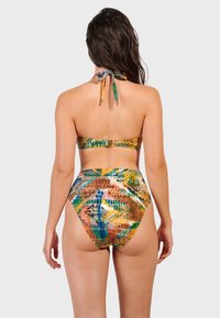 Bikini-set med ett flerfärgat orm mönster, halterneck-knut och högmidjade trosor med dekorativa detaljer i livliga färger.