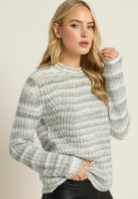 Hellgrauer gestrickter Pullover mit strukturiertem Rippmuster und horizontalen Streifen. Verfügt über einen Rundhalsausschnitt und eine lässige Passform, mit langen Ärmeln.