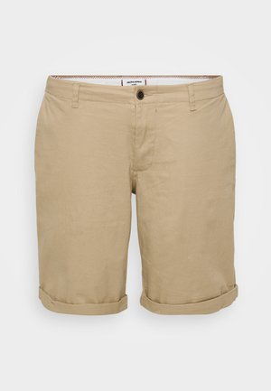 Lyse khaki shorts med lige snit, lavet af bomuld. Har en enkelt frontknap, sidelommer og oprevne kanter.