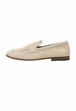 Mocassin pour homme en daim beige avec talon bas en bois et détail de bride sur le dessus, présenté en profil latéral sur fond blanc.