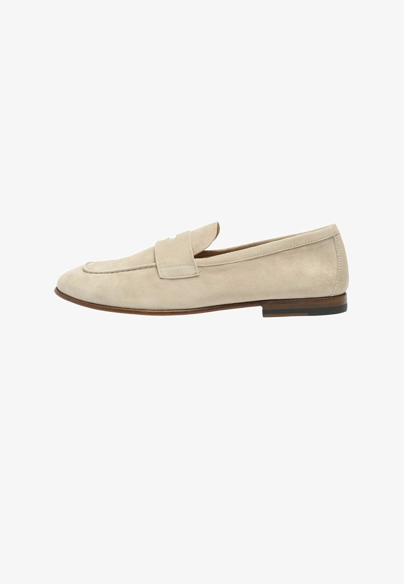 Mocassin pour homme en daim beige avec talon bas en bois et détail de bride sur le dessus, présenté en profil latéral sur fond blanc.