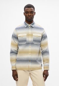 Karierte Hemd mit horizontalen Streifen in Gelb, Blau und Weiß. Aus strukturiertem Stoff gefertigt, verfügt es über zwei Brusttaschen und eine Knopfleiste.