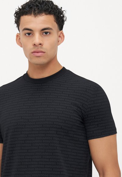 T-shirt noir à manches courtes avec un motif de logo répétitif dans une teinte plus sombre, fabriqué en tissu doux avec un col rond.