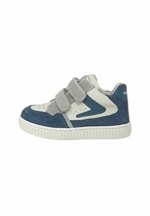 Sneaker alta per bambini con dettagli in pelle scamosciata blu e grigia, suola bianca e due strisce di velcro grigie per la chiusura.