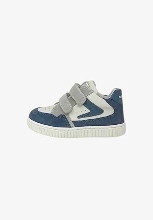 Sneaker alta per bambini con dettagli in pelle scamosciata blu e grigia, suola bianca e due strisce di velcro grigie per la chiusura.