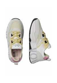 Sportliche Sneaker mit einem Obermaterial aus Mesh und Synthetik, featuring gelben Akzenten, schwarzen Schnürsenkeln, einer strukturierten weißen Sohle und einer rosa Fersenlasche.