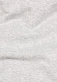 Ljust grått tyg med en mjuk, texturerad yta. Materialet verkar lätt melerat och har subtila nyansvariationer.