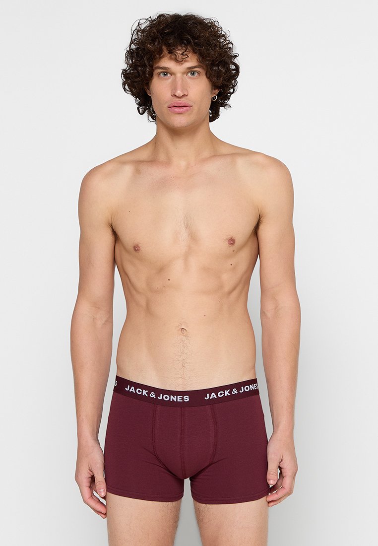 Boxers ajustados color burdeos con una cinturilla elástica negra que presenta el logo "JACK & JONES". La tela parece suave y ajustada al cuerpo.