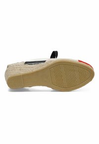 Espadrille avec une tige en jute. Dotée d'une semelle en caoutchouc avec un motif et d'un accent rouge près des orteils. Un bandeau élastique noir est inclus.