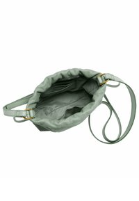 Grøn læderhåndtaske med en blød, rynket tekstur, justerbar rem og åben top, der afslører et foret indre med flere rum.