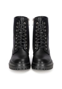 Bottes en cuir noir avec une finition texturée, dotées de perforations en métal, de lacets et de zips sur les côtés. Semelles en caoutchouc épaisses pour une bonne adhérence.