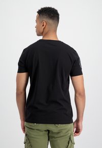Alpha Industries DARK SIDE - Triko s potiskem - black reflective