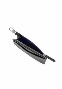Schwarze Lederbörse mit glatter Außenseite, Reißverschlussverschluss und blauem Innenraum. Verfügt über eine kleine Befestigungsschlaufe und ein elegantes Design.