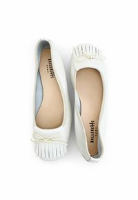 Le ballerine in pelle bianca presentano una punta arrotondata, pieghe frontali e un piccolo fiocco decorativo. L'interno è foderato con un morbido tessuto grigio.