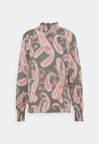 Chemise à manches longues en vert olive, ornée d'un motif paisley rouge et blanc, avec un col smocké et un tissu texturé.