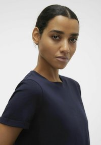 Vero Moda VMPAULA - Βασικό μπλουζάκι - navy blazer