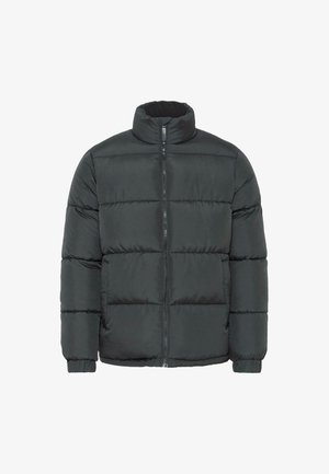 Jachetă puffer neagră cu guler înalt, închidere cu fermoar și mansete cu nervuri. Exteriorul are o textură netedă, ușor lucioasă, cu umplutură orizontală.