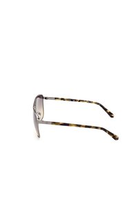 Occhiali da sole con lenti grigie sfumate, montatura in metallo e bracci con motivo tartarugato marrone. Presentano naselli regolabili.