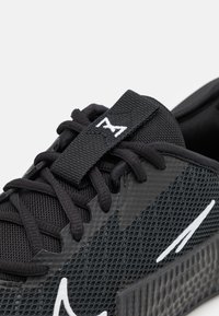Nike Performance METCON 9 FLYEASE - Treeningjalatsid - black/white/anthracite/smoke grey