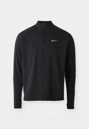 Čierna priliehavá športová bunda na zips s dlhým rukávom, vyrobená z textúrovaného materiálu, s vysokým golierom a strieborným logom Nike na ľavej hrudi.