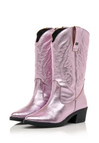 Stivali da cowboy metallici rosa con punte appuntite, pelle texturizzata, cuciture decorative e tacco basso impilato.