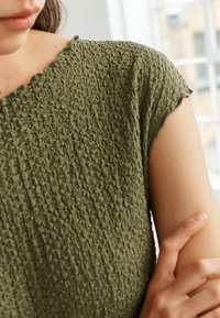 Next SHORT SLEEVE TEXTURED COLUMN  TALL - Maksikleit - khaki green