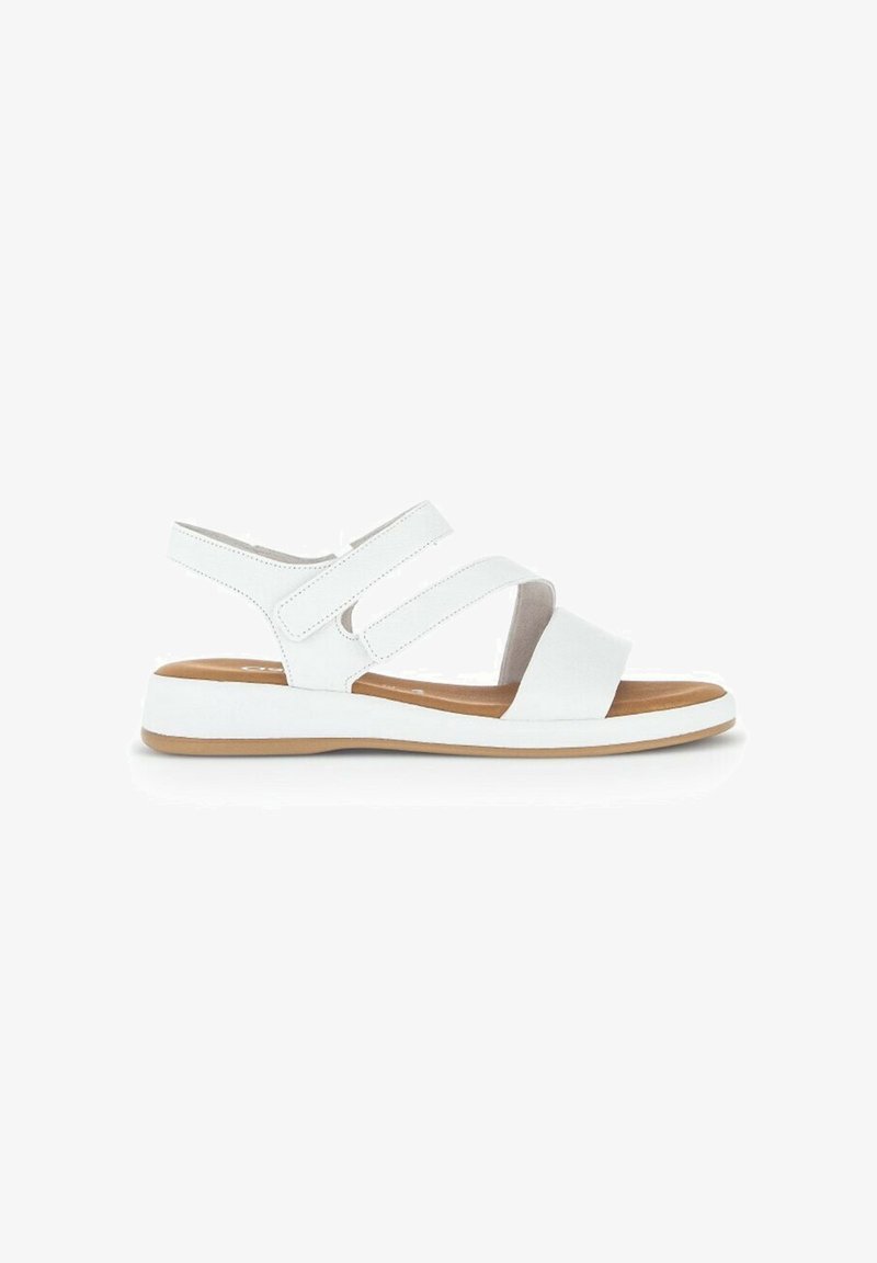 Sandale blanche avec trois brides réglables, semelle plate et semelle intérieure rembourrée couleur cognac, vue de profil sur fond blanc.