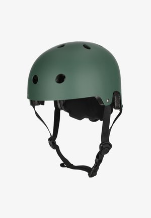Groene matte helm met meerdere ventilatiegaten, verstelbare zwarte banden en een zachte binnenvoering. Ontworpen voor veiligheid tijdens sportactiviteiten.