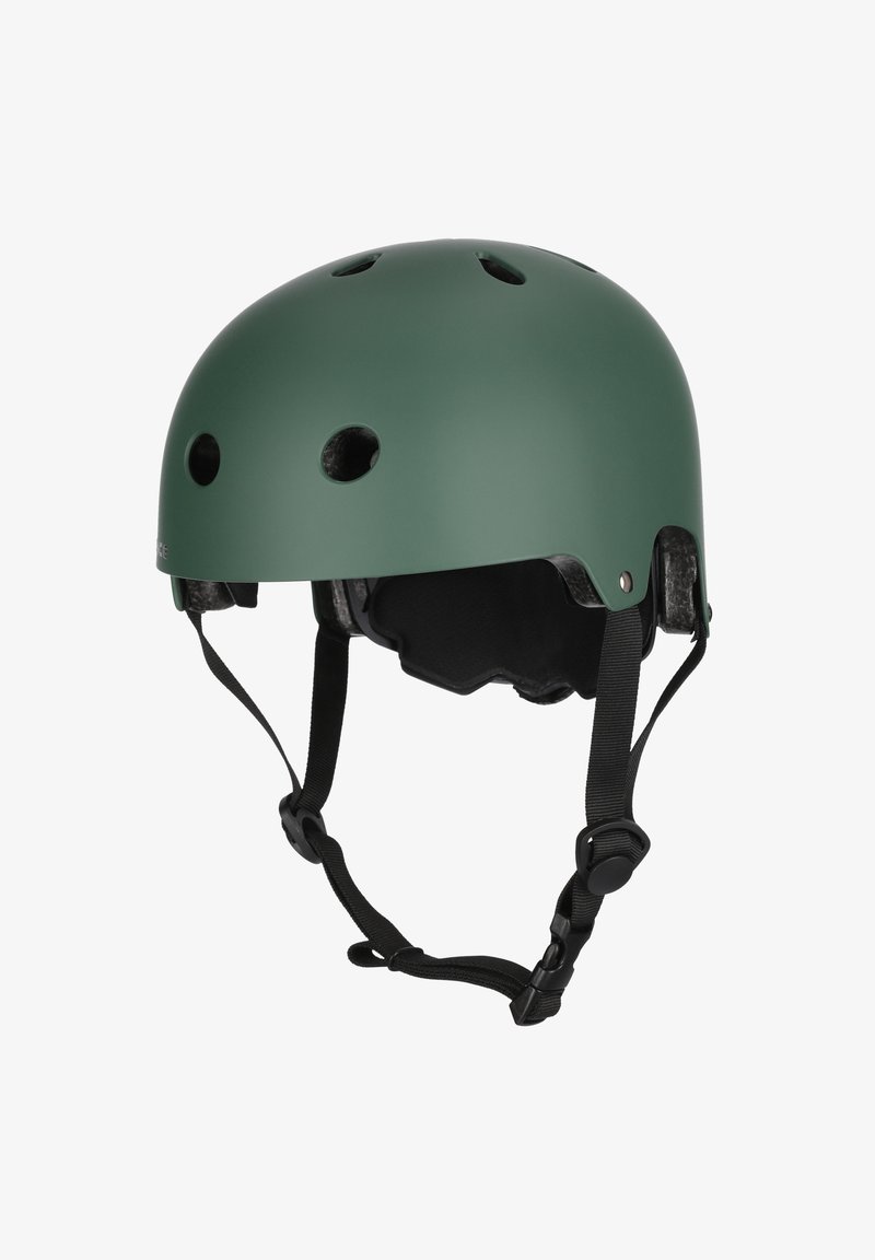 Casque mat vert avec plusieurs trous de ventilation, sangles noires réglables et doublure intérieure douce. Conçu pour la sécurité lors des activités sportives.