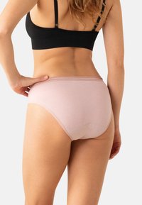 Sous-vêtements hipster en coton rose pâle avec bordure en dentelle, présentant une texture douce et une coupe couvrante intégrale. Détails de couture minimaux.