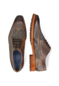 Scarpe in pelle marrone con design perforato e finitura texture. Presentano una chiusura con lacci, suola in gomma e tacco in legno a contrasto.