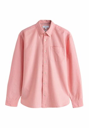 Hosszú ujjú rózsaszín gombos ing egyetlen mellzsebbel és begombolható gallérral, laposan fehér háttéren elhelyezve.