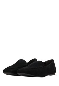 Mocasini negri din suede, cu un profil jos. Au un vârf rotunjit și o textură netedă, fiind concepuți fără șireturi pentru a fi ușor de încălțat.