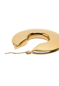 Złocona metalowa kolczyk w formie kółka o gładkiej, wypolerowanej powierzchni, z zapięciem na haczyk i zakrzywionym, okrągłym kształcie.
