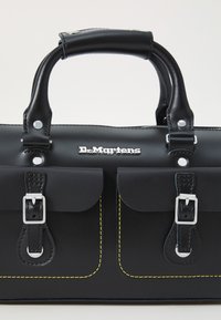 Dr. Martens TOP HANDLE BAG UNISEX - Kézitáska - black