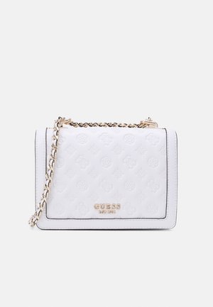 Sac bandoulière blanc Guess avec motif embossé, bandoulière chaîne dorée et texte du logo doré indiquant « "GUESS EST. 1981" » sur le devant.