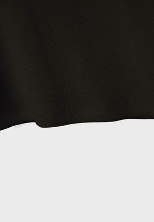 Primo piano di tessuto nero a coste con texture visibile e orlo inferiore cucito dritto.