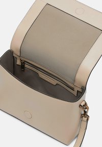 Borsa a tracolla in pelle beige con patta superiore, tasca interna con zip e superficie liscia. Include una tracolla in hardware dorato e rivestimento scuro.
