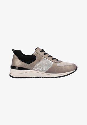 Chaussure de sport à lacets en gris clair et noir. Présente un panneau en argent texturé et un cuir lisse, avec une semelle rembourrée et une adhérence en caoutchouc.