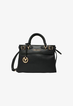 Zwarte leren handtas met een gestructureerde afwerking, hardware in goudtint, bovenhandvatten en een afneembare schouderband. Voorzien van een decoratieve charme.