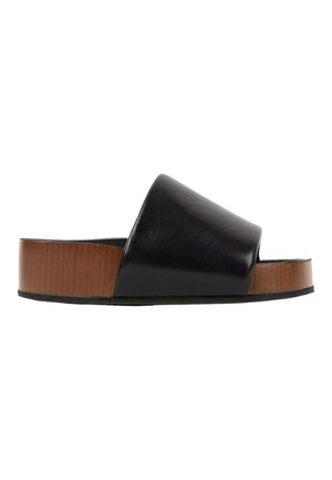 Sandale noire à bride large en cuir avec semelle plateforme en bois marron vue de profil sur fond blanc.