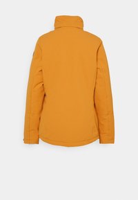 Orange, letvægt jakke med høj krave, lange ærmer og en glat tekstur. Har sømdetaljer og et lille logo på ærmet.