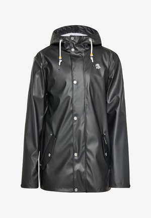 Schwarze wasserdichte Regenjacke mit Kapuze, aus glänzendem Material gefertigt, mit Druckknöpfen und seitlichen Taschen. Logo auf der Brust.