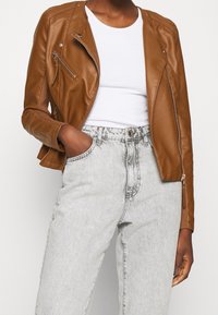 Vero Moda Giacca in similpelle - brown
