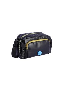 Bolso cruzado de piel negra con dos compartimentos con cremallera. Presenta acentos en verde en las cremalleras y un logo azul en la parte frontal. Acabado texturizado.