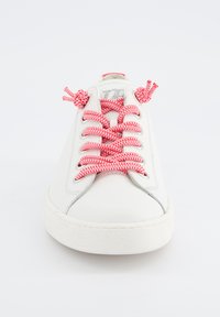 Sneaker bianca con lacci a motivo rosa e bianco, tomaia in pelle liscia, punta arrotondata e suola in gomma testurizzata. Dettaglio del logo discreto sulla linguetta.