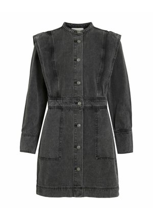 Mustä pestud denimpait, millel on pikad varrukad, esimesed nööbid, kõrge krae, polsterdatud õlad ja eesmine taskud.