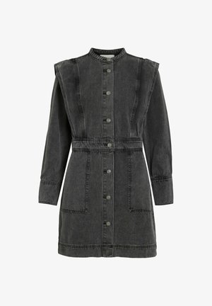 Mustä pestud denimpait, millel on pikad varrukad, esimesed nööbid, kõrge krae, polsterdatud õlad ja eesmine taskud.